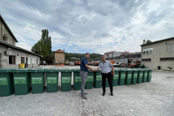 Ekopak handed over bins for the disposal of glass packaging waste during the SFF to PUC RAD