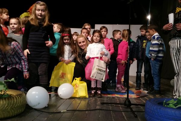 Kids from Tesanj celebrated holidays with Tvrle the ecologist