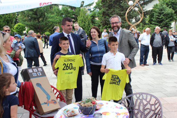 Boys Jure and Marko Slišković, stars of recycling in Novi Travnik, received awards and gifts