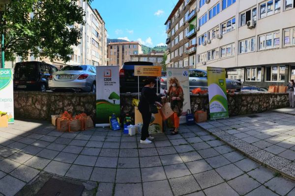 As part of the final ceremony ''Let's protect the environment together - let's learn, act and initiate changes in the Municipality of Centar'' square Trg Oslobođenja-Centar was cleaned and decorated with various plannted flowers