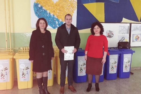Ekopak continues its activities to include educational institutions in the recycling system-Four sets of recycling bins for Primary School “Mula Mustafa Bašeskija” from Kakanj