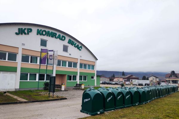U sklopu projekta ''Upravljanje staklenom ambalažom na Zapadnom Balkanu'' Bihać dobio 50 novih kontejnera za staklo
