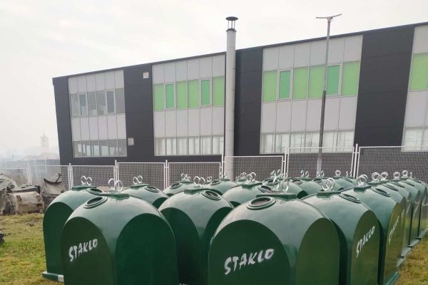 U okviru projekta “Upravljanje staklenom ambalažom na Zapadnom Balkanu“ Novi Travnik dobio 30 kontejnera za staklo
