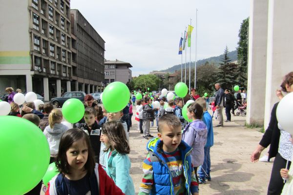 Zenica kids with Ekopak marked Earth Day